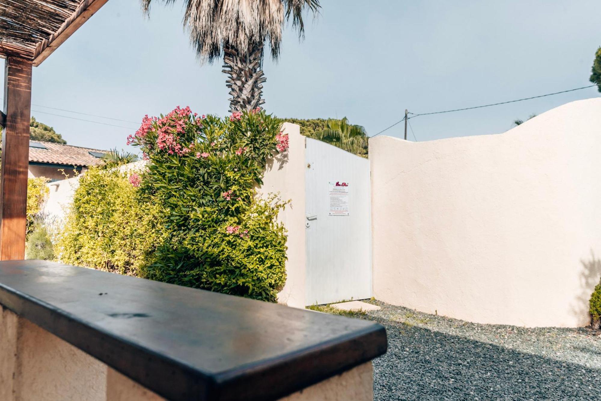 Reve D'Azur, Mazet En Bord De Mer, Parking, Piscine Partagee, Terrasse Bbq & Draps Inclus La Nartelle, 1 Salon, 1 Chambre, 1 Cuisine , 1 Sdb Сент-Максим Экстерьер фото